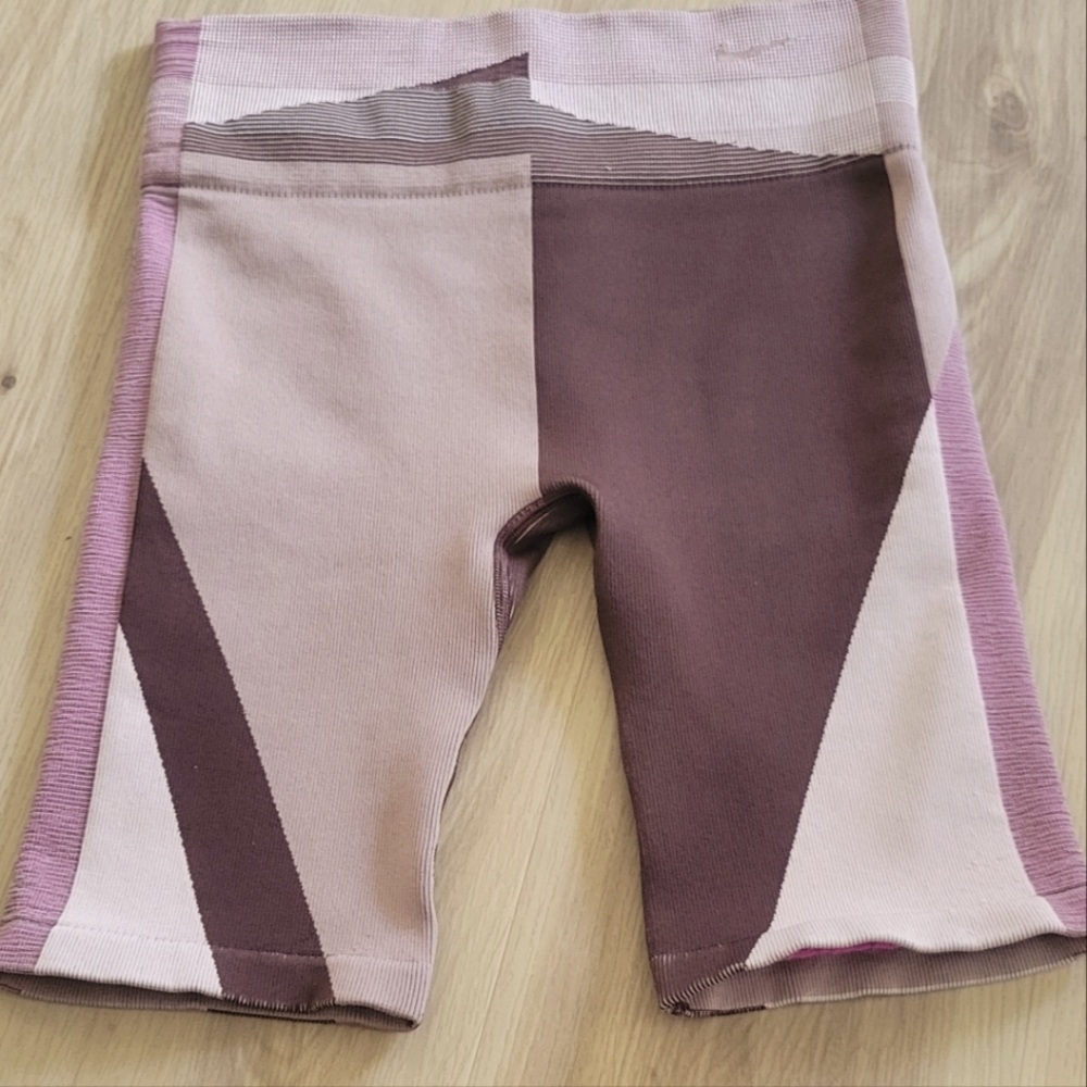 Nike Women`s Icon Clash Seamless 8'' Bike Shorts